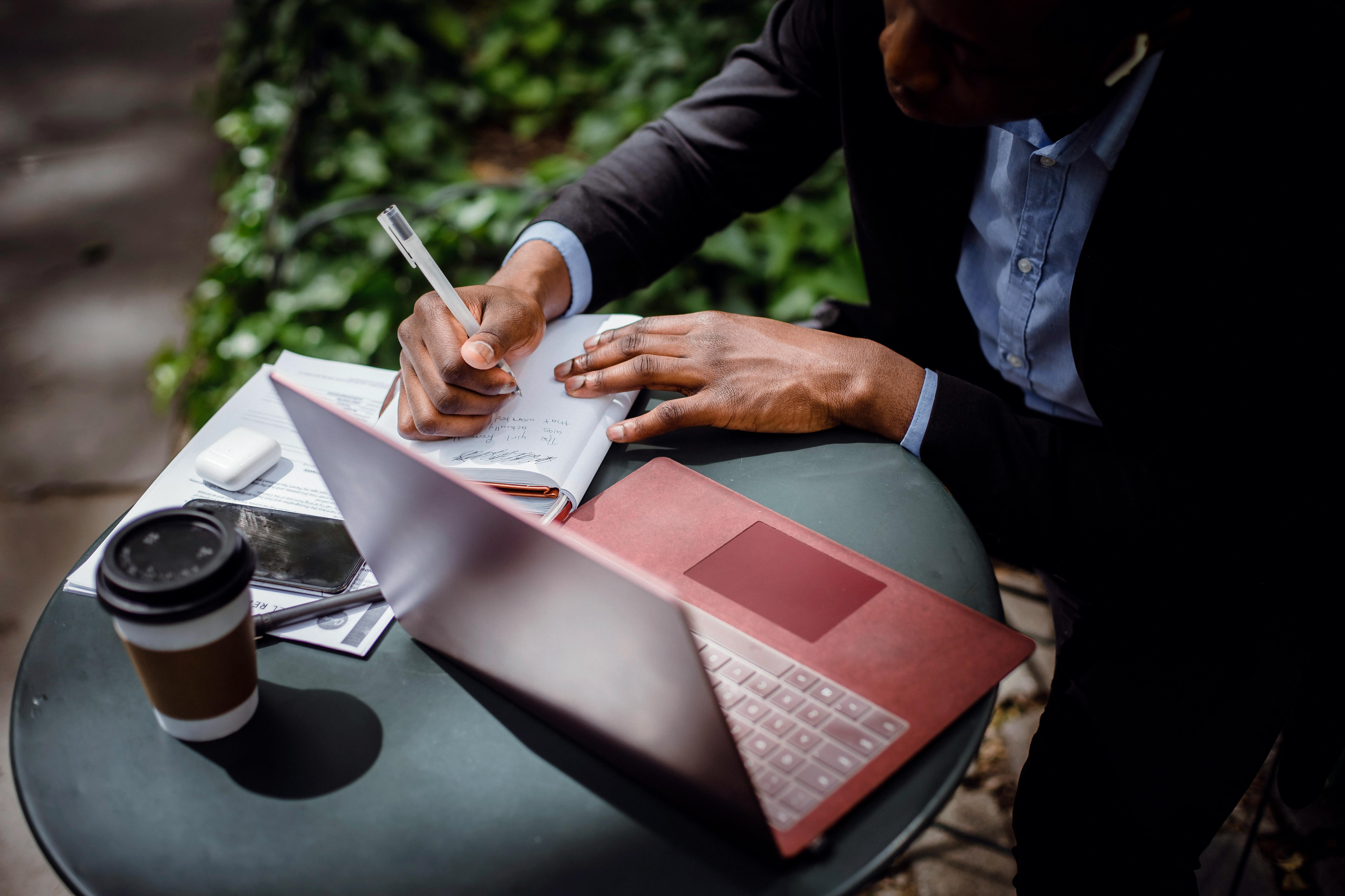 Travail_bureau_ordinateur_bloc_note